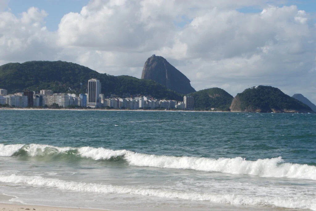 Copacabana e sullo sfondo il Pan di Zucchero (foto - dentroriodejaneiro.it)